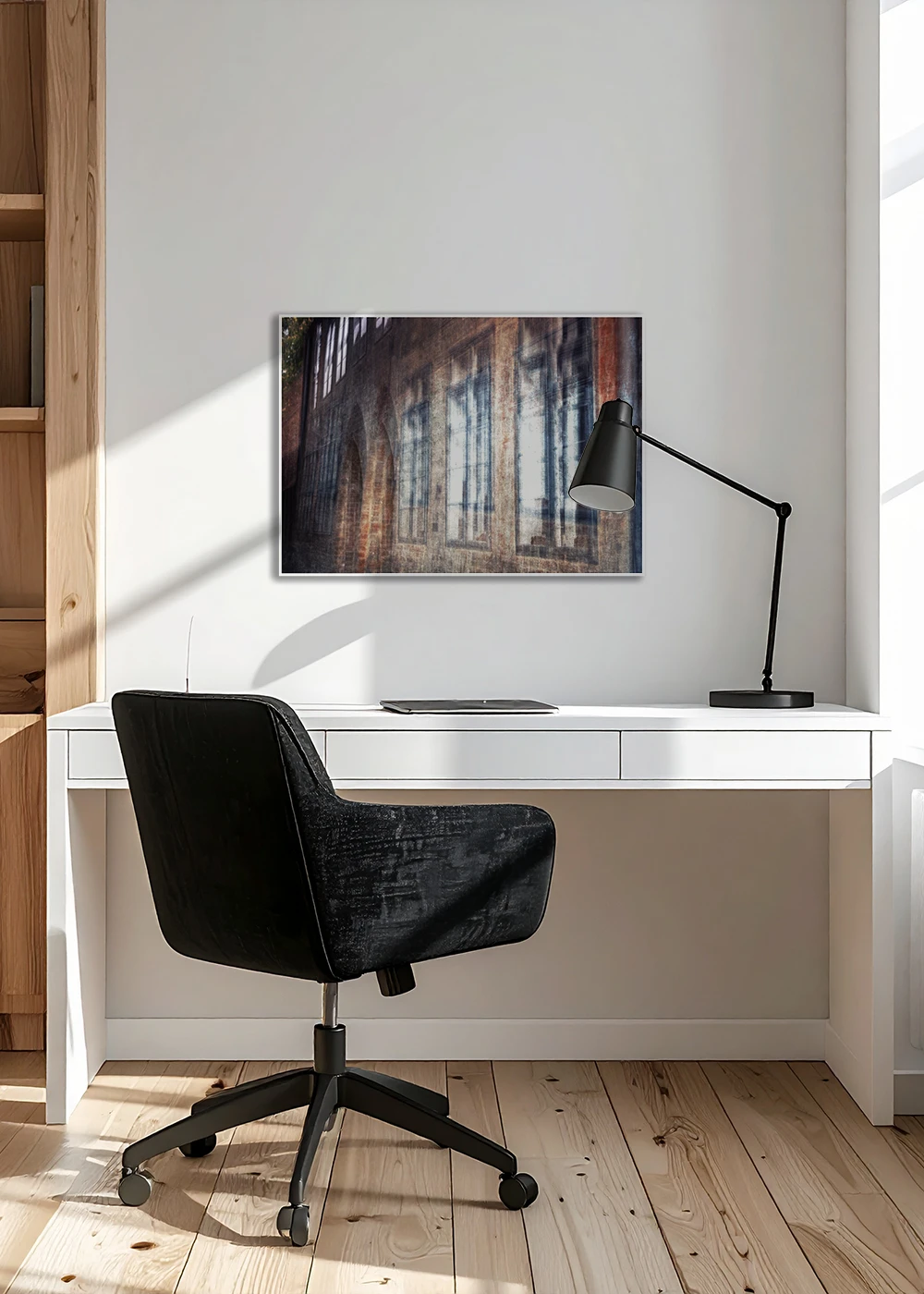 Inspiration Home-Office: Fine-Art-Fotografie einer alten Fensterfront in rotem Backstein.