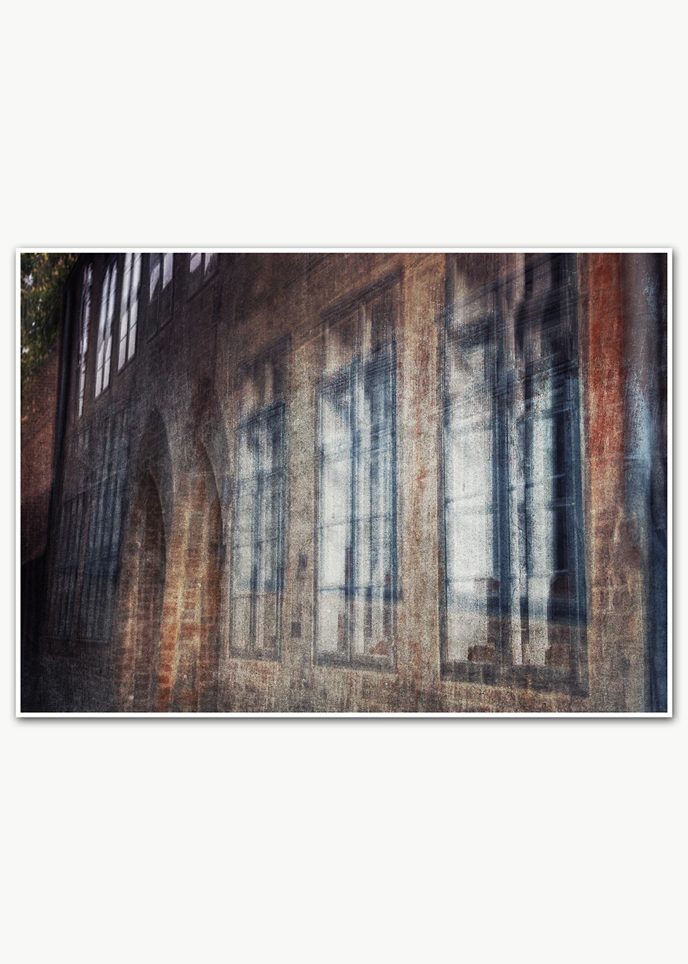 Fine-Art-Fotografie einer alten Fensterfront in rotem Backstein.