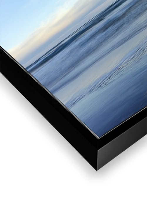 Blue Seascapes 2, künstlerische Meeresfotografie als Alubild, Rahmen Schwarz