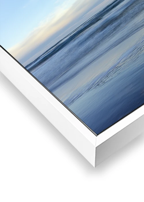 Blue Seascapes 2, künstlerische Meeresfotografie als Alubild, Rahmen Weiß