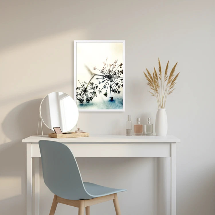 Stimmungsvolles Bild über der Schminkkonsole im Schlafzimmer. Stimmungsvolles Bild über der Schminkkonsole im Schlafzimmer.