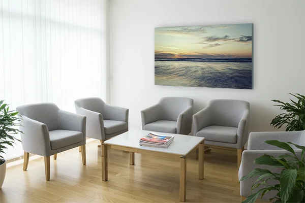 Beruhigendes Meerbild im Wartezimmer.